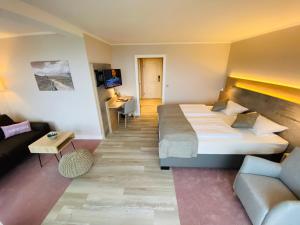 库克斯港瓦滕济科酒店的酒店客房,配有床和沙发
