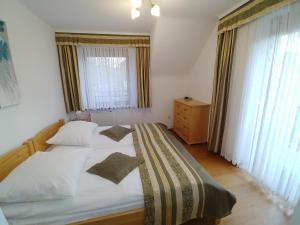 什恰夫尼察APARTAMENTY u KOWALA的一间卧室设有一张大床和一个窗户。