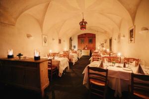 波斯基亚沃Ca' del Borgo, Rooms & Suites的一间带桌椅和吊灯的用餐室