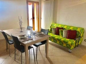 赫拉弗多纳Casa Marcela的客厅配有桌子和沙发