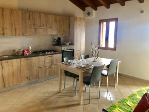 赫拉弗多纳Casa Marcela的一间带木桌和椅子的厨房以及一间用餐室