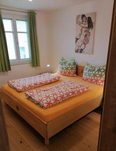 ReidlingApartments Haus Morgensonne的绿窗帘间内的两张床