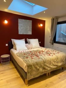 孔卡尔诺Les Suites de Bougainville的一间卧室,床上有玫瑰花床