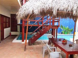 马那瓜Art Hotel Managua的一间带床和桌子的房间以及一个游泳池