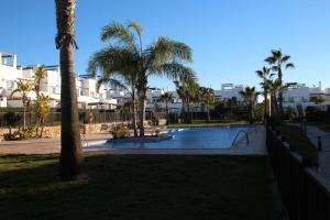 阿尔阿马德穆尔西亚Casa Calida 2 Jardin 11的一座棕榈树和建筑游泳池