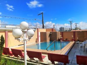 圣路易斯Hotel Pousada Villa Calhau的建筑物屋顶上的游泳池