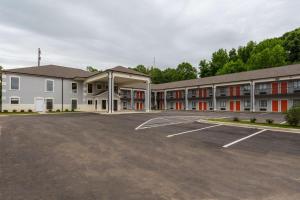 福雷斯特城Econo Lodge Forrest City I-40的大楼前的一个空停车位