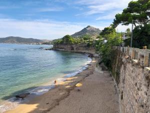 卡斯特拉巴特Casa Vacanze Giusy的悬崖上的海滩