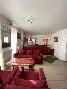 塞克希费黑瓦尔巴拿马住宿加早餐汽车旅馆的客厅配有红色的沙发和桌子