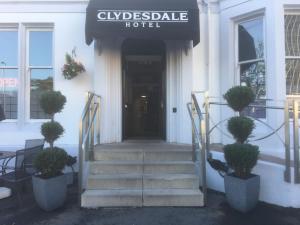汉密尔顿Clydesdale Hotel的一座拥有楼梯和植物的酒店前门