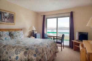 巴德克卡伯特小径汽车旅馆 的一间卧室设有一张床和一个美景窗户。