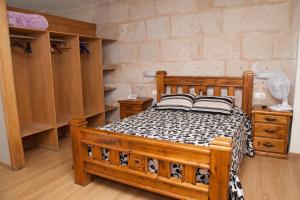 庞特维德拉宝维拉酒店的一间卧室配有一张带黑白枕头的木床。