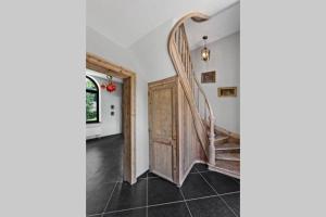 Thorembais-Saint-TrondAppartement dans un bâtiment historique的木门房子的楼梯