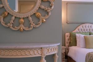 巴拿马城帕尔马别墅精品酒店的卧室配有粉红色的桌子和镜子