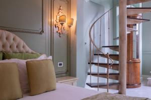 巴拿马城帕尔马别墅精品酒店的一间卧室设有一张床和一个螺旋楼梯