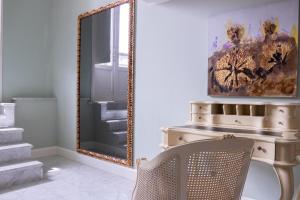 巴拿马城帕尔马别墅精品酒店的镜子,房间带椅子和梳妆台