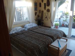 拉帕拉德CASA CALMA的卧室在窗户前配有一张床
