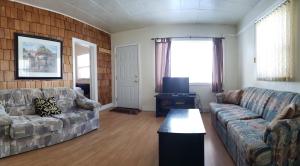 CanoraVacation Cottage的客厅配有两张沙发和一台电视