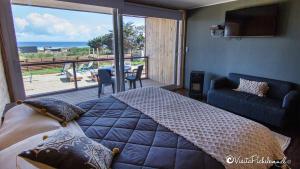 皮奇勒姆SaldeMar Playa Hermosa的一间卧室配有一张床,享有海景