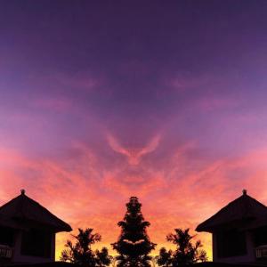 金巴兰巴厘岛舞蹈山峰美式旅馆的天上一颗心形云的日落