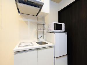 东京东京古都涩谷8公寓的厨房配有白色冰箱和微波炉