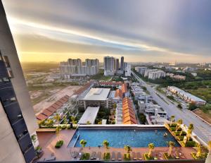 塞贝维Tamarind Suites by BeeStay Management的城市空中景观和游泳池