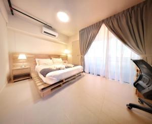 塞贝维Tamarind Suites by BeeStay Management的一间卧室设有一张床和一个大窗户