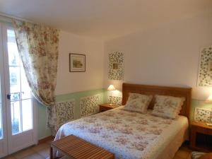 鲁西永莱斯派西弗洛尔斯旅馆的一间卧室设有一张床和一个窗口