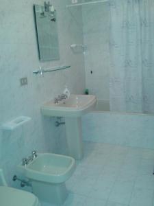 穆罗莱切塞Il Melograno的白色的浴室设有水槽和卫生间。