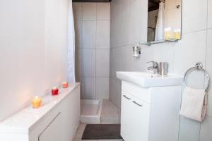 LysoMarmaras的白色的浴室设有水槽和淋浴。