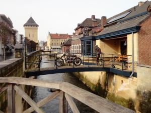 法尔肯堡Gastsuite in Valkenburg aan de Geul的城市里一座河流上的桥梁
