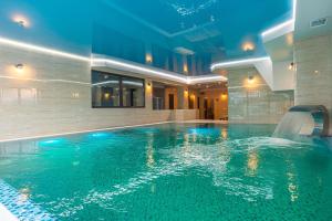 布克维Amarena SPA Hotel - Breakfast included in the price Spa Swimming pool Sauna Hammam Jacuzzi Restaurant inexpensive and delicious food Parking area Barbecue 400 m to Bukovel Lift 1 room and cottages的相册照片