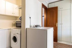 塞萨洛尼基Irodotou Studio的厨房配有洗衣机和洗衣机。