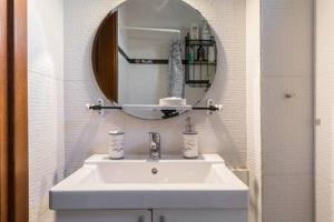 塞萨洛尼基Irodotou Studio的浴室设有白色水槽和镜子
