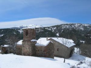 BisaurriCasa Javier的一座雪中旧砖砌的山地建筑