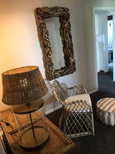圣彼得奥尔丁长廊1号酒店的一间设有两把椅子和一面镜子的墙壁客房