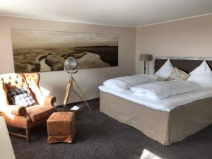 圣彼得奥尔丁长廊1号酒店的一间卧室配有一张床、一把椅子和一幅画