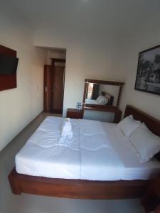 PesanggaranD&D homestay的卧室配有一张白色大床
