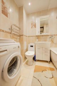 托木斯克ОК! Красноармейская, 151的一间带洗衣机和卫生间的浴室