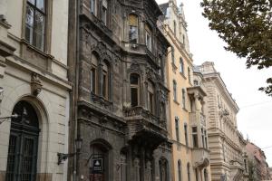 布达佩斯Brody House - boutique hotel的街上有很多窗户的古老建筑