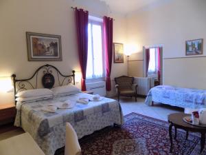 佛罗伦萨"il Pitti" Soggiorno的酒店客房,配有一张床铺和一张桌子,还有一间客房