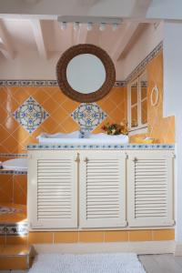 土伦佩契尔庄园旅馆的一间带水槽和镜子的浴室