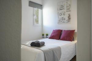 蒂亚斯Casa Amanecer的一间卧室配有一张带红色枕头的床