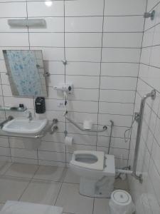 瓜拉图巴Hotel Rota do Sol的一间带卫生间和水槽的浴室