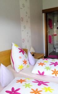 Sarnau布鲁登乡村旅馆的一间卧室配有两张鲜花床。