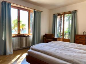 莫尔科泰Casa al Sole的一间卧室配有一张床、一把椅子和窗户。