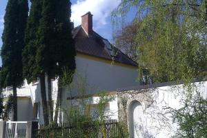 慕尼黑Idyllische Penthouse-Wohnung in super Lage的前面有栅栏的白色房子