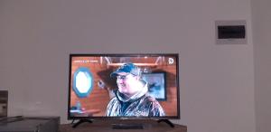 邦劳GREENSPACE的电视屏幕上戴着帽子的人