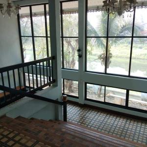 Ban Huai SalokWangtong Resort 2的一间空房间,设有大窗户和楼梯