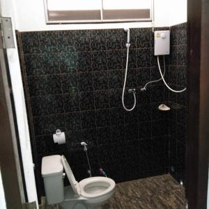 Ban Huai SalokWangtong Resort 2的一间带卫生间和淋浴的浴室